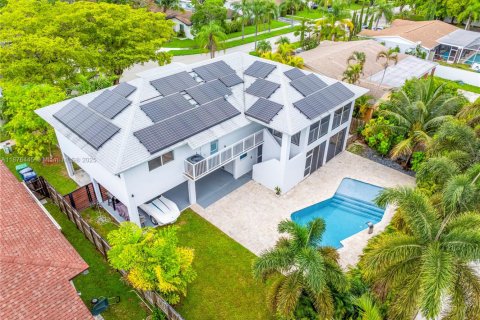 House in Cutler Bay, Florida 4 bedrooms, 197.7 sq.m. № 1921484 - photo 2