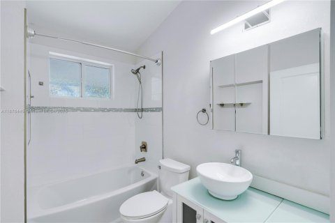 House in Cutler Bay, Florida 4 bedrooms, 197.7 sq.m. № 1921484 - photo 14