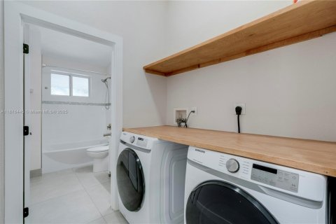 House in Cutler Bay, Florida 4 bedrooms, 197.7 sq.m. № 1921484 - photo 13