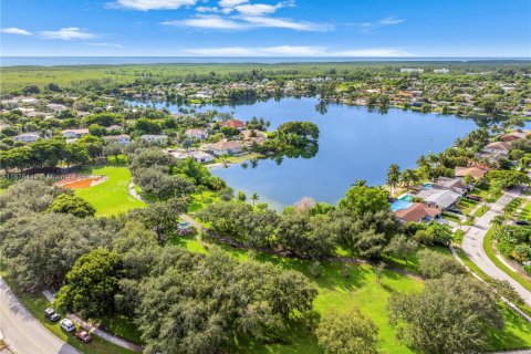 House in Cutler Bay, Florida 4 bedrooms, 197.7 sq.m. № 1921484 - photo 29