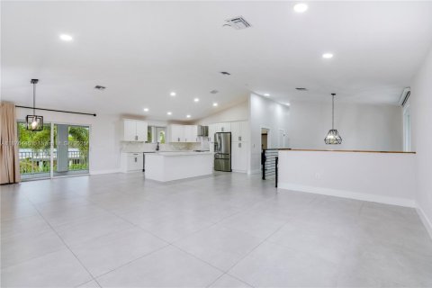 House in Cutler Bay, Florida 4 bedrooms, 197.7 sq.m. № 1921484 - photo 8