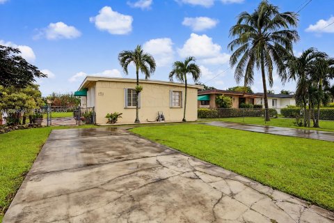 House in Miami, Florida 4 bedrooms, 109.25 sq.m. № 2393073