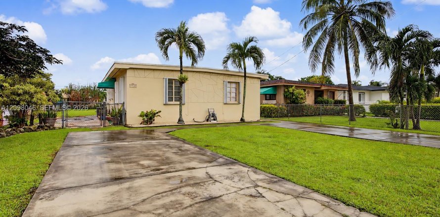 House in Miami, Florida 4 bedrooms, 109.25 sq.m. № 2393073