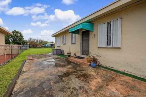 House in Miami, Florida 4 bedrooms, 109.25 sq.m. № 2393073 - photo 2