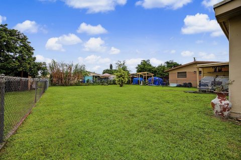 House in Miami, Florida 4 bedrooms, 109.25 sq.m. № 2393073 - photo 16