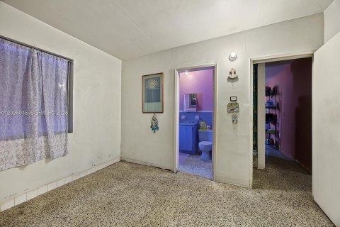 House in Miami, Florida 4 bedrooms, 109.25 sq.m. № 2393073 - photo 14