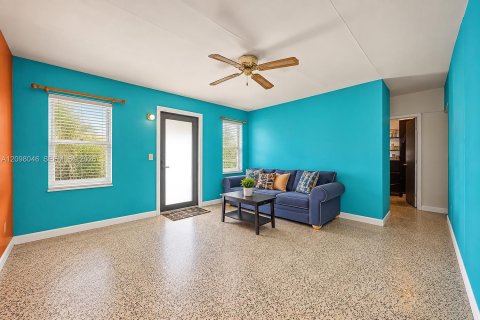 House in Miami, Florida 4 bedrooms, 109.25 sq.m. № 2393073 - photo 5