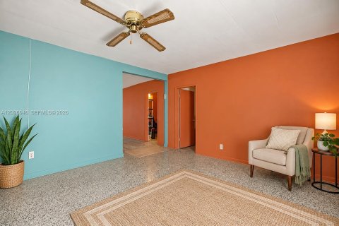 House in Miami, Florida 4 bedrooms, 109.25 sq.m. № 2393073 - photo 3