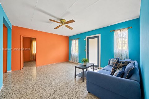 House in Miami, Florida 4 bedrooms, 109.25 sq.m. № 2393073 - photo 4