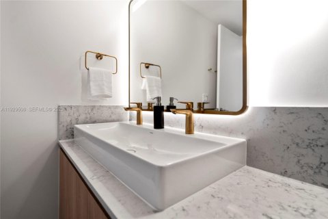 Condo in Miami, Florida, 2 bedrooms № 1988758 - photo 21