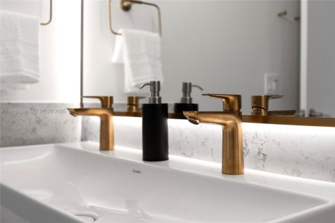 Condo in Miami, Florida, 2 bedrooms № 1988758 - photo 20