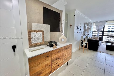 Снять в аренду кондоминиум в Майами, Флорида 2 спальни, 88.72м2, № 1963774 - фото 2