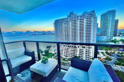 Снять в аренду кондоминиум в Майами, Флорида 2 спальни, 88.72м2, № 1963774 - фото 1