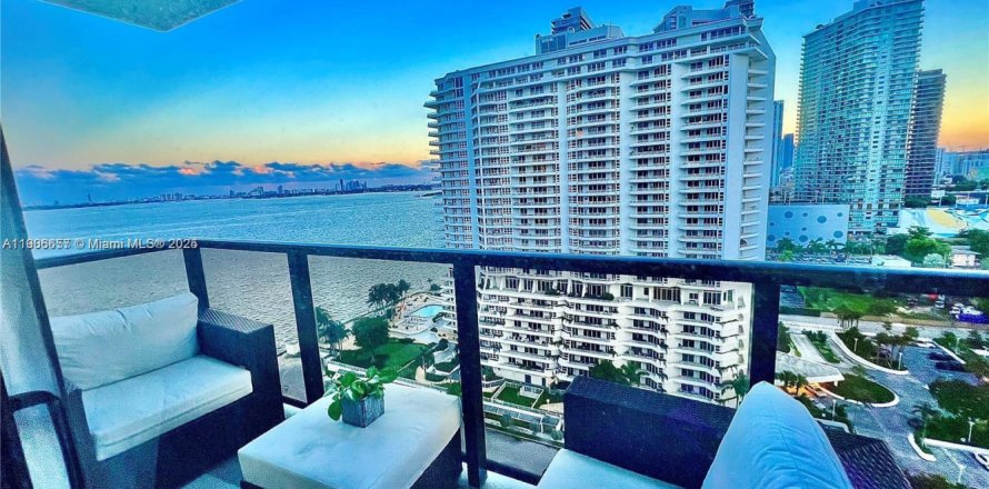 Кондоминиум с 2 спальнями в Майами, Флорида № 1963774