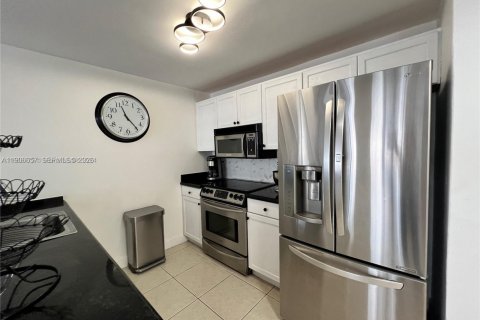 Condo in Miami, Florida, 2 bedrooms  № 1963774 - photo 29
