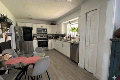 House in Orlando, Florida 4 bedrooms, 209.22 sq.m. № 2150478 - photo 9