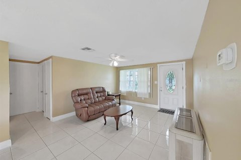 House in Hudson, Florida 2 bedrooms, 93.83 sq.m. № 1918084 - photo 9