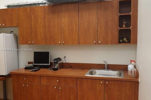 Immobilier commercial à vendre à Miami, Floride № 2022379 - photo 6