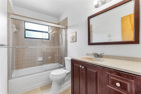 House in Cooper City, Florida 3 bedrooms, 141.68 sq.m. № 1994757 - photo 9