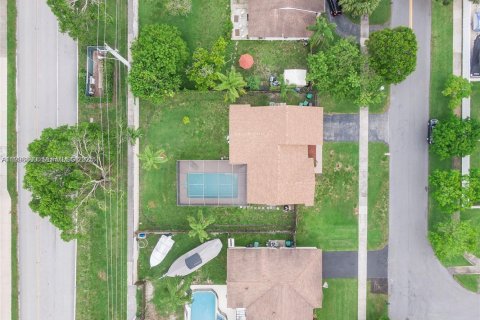 House in Cooper City, Florida 3 bedrooms, 141.68 sq.m. № 1994757 - photo 10