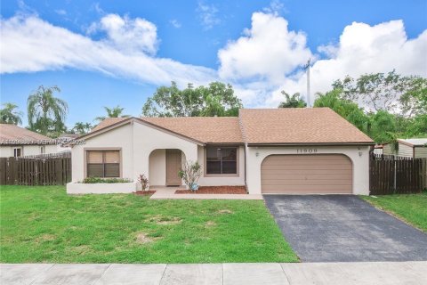 House in Cooper City, Florida 3 bedrooms, 141.68 sq.m. № 1994757 - photo 2