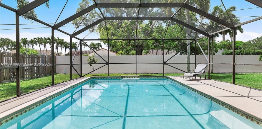 House in Cooper City, Florida 3 bedrooms, 141.68 sq.m. № 1994757