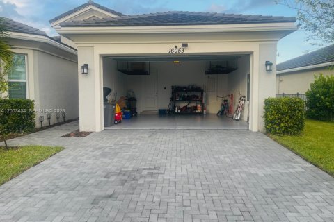 Снять в аренду виллу или дом в Уэстлейк, Флорида 4 спальни, 214.14м2, № 2066795 - фото 8