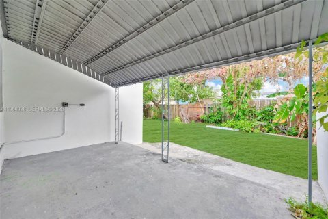 Casa en alquiler en Miami, Florida, 2 dormitorios, 116.13 m2 № 2026640 - foto 22