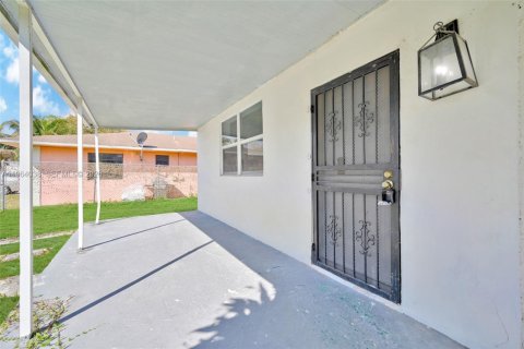 Casa en alquiler en Miami, Florida, 2 dormitorios, 116.13 m2 № 2026640 - foto 16