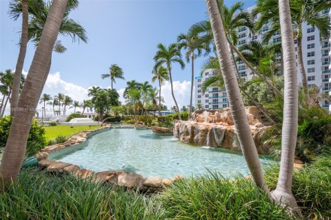 Condo in Miami Beach, Florida, 2 bedrooms  № 1819899 - photo 20