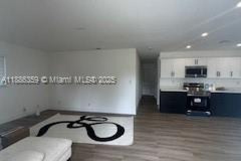 Villa ou maison à louer à Fort Lauderdale, Floride: 1 chambre, 109.25 m2 № 2169615 - photo 2