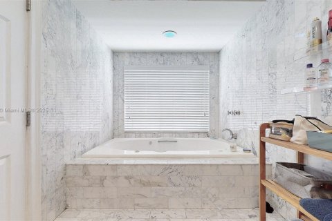 Casa en venta en Miami, Florida, 3 dormitorios, 236.71 m2 № 1942044 - foto 24