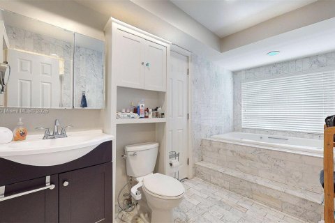 Casa en venta en Miami, Florida, 3 dormitorios, 236.71 m2 № 1942044 - foto 25