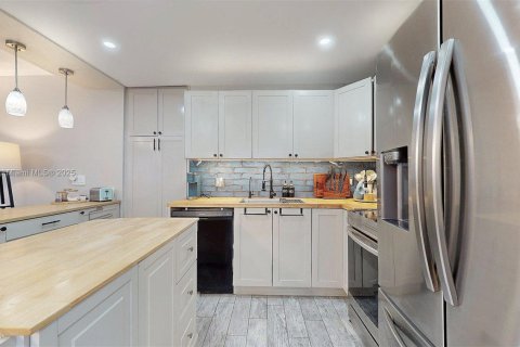 Casa en venta en Miami, Florida, 3 dormitorios, 236.71 m2 № 1942044 - foto 11