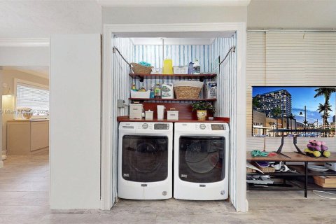 Casa en venta en Miami, Florida, 3 dormitorios, 236.71 m2 № 1942044 - foto 21