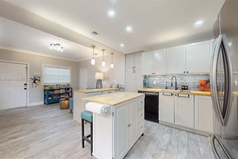 Casa en venta en Miami, Florida, 3 dormitorios, 236.71 m2 № 1942044 - foto 9