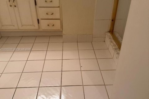 Condo in Oakland Park, Florida, 1 bedroom  № 2392108 - photo 9