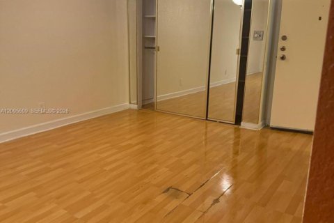 Condo in Oakland Park, Florida, 1 bedroom  № 2392108 - photo 7