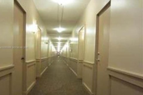 Condo in Oakland Park, Florida, 1 bedroom  № 2392108 - photo 3