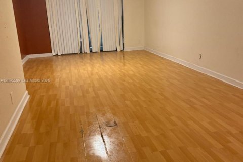 Condo in Oakland Park, Florida, 1 bedroom  № 2392108 - photo 6