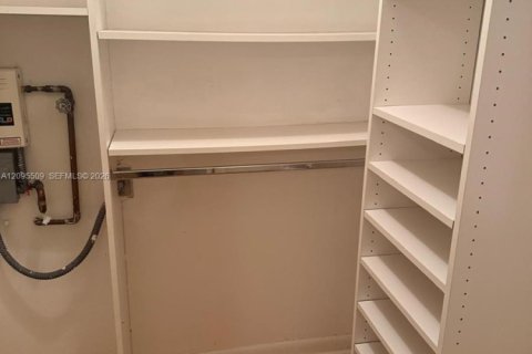 Condo in Oakland Park, Florida, 1 bedroom  № 2392108 - photo 11