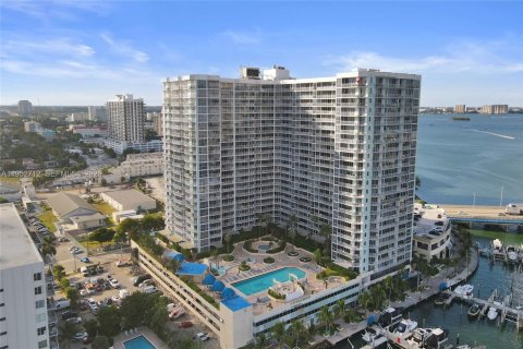 Купить кондоминиум в Норт-Бей-Виллидж, Флорида 2 спальни, 93.37м2, № 2054580 - фото 10