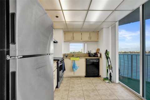 Купить кондоминиум в Норт-Бей-Виллидж, Флорида 2 спальни, 93.37м2, № 2054580 - фото 12