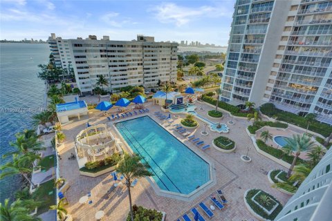 Купить кондоминиум в Норт-Бей-Виллидж, Флорида 2 спальни, 93.37м2, № 2054580 - фото 6