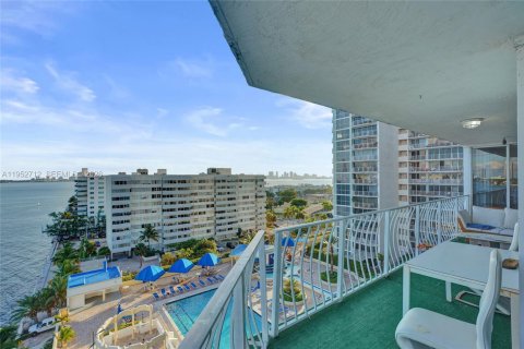 Купить кондоминиум в Норт-Бей-Виллидж, Флорида 2 спальни, 93.37м2, № 2054580 - фото 3