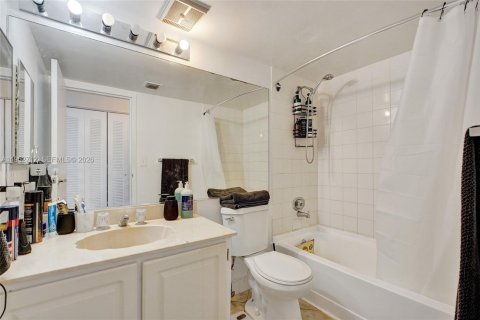 Купить кондоминиум в Норт-Бей-Виллидж, Флорида 2 спальни, 93.37м2, № 2054580 - фото 18