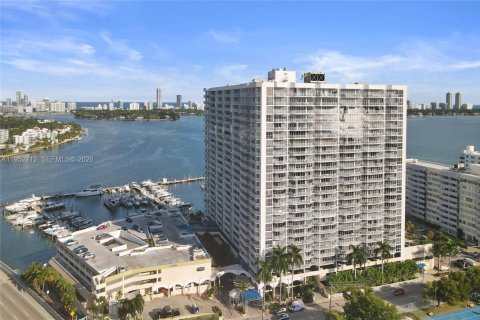 Купить кондоминиум в Норт-Бей-Виллидж, Флорида 2 спальни, 93.37м2, № 2054580 - фото 8