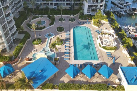 Купить кондоминиум в Норт-Бей-Виллидж, Флорида 2 спальни, 93.37м2, № 2054580 - фото 7