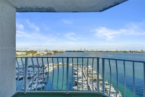 Кондоминиум с 2 спальнями в Норт-Бей-Виллидж, Флорида № 2054580