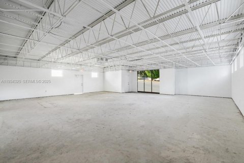 Commercial property in Hollywood, Florida № 2077151 - photo 1